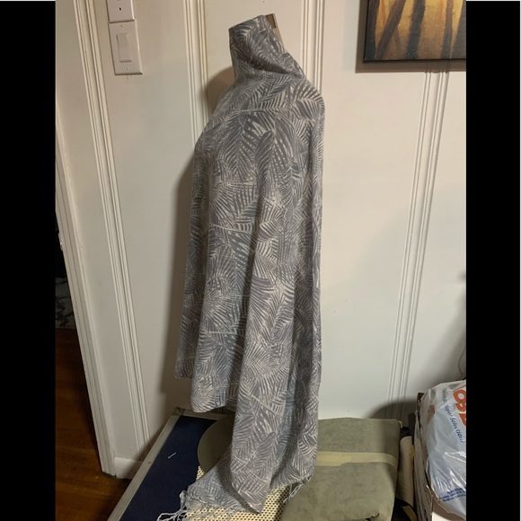 World market grey and white scarf Ruana - Picture 3 of 5